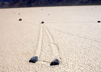 O mistério das enormes pedras que se movem sozinhas no Vale da Morte