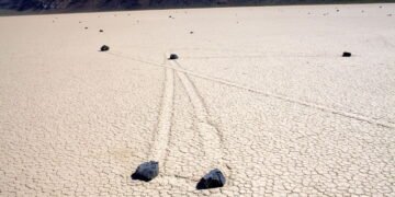 O mistério das enormes pedras que se movem sozinhas no Vale da Morte
