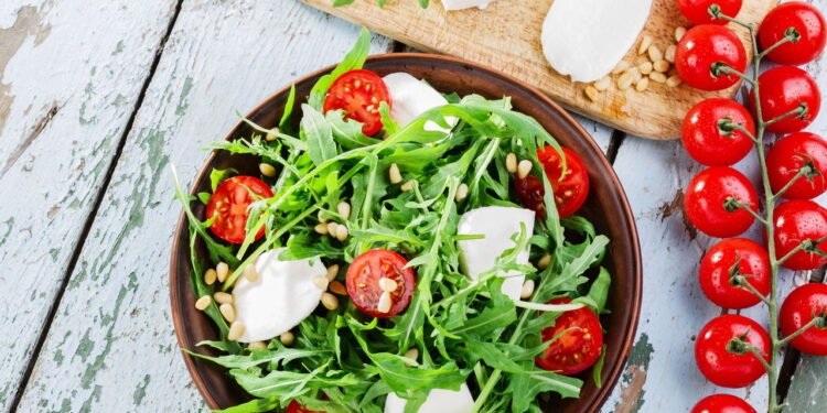 O que você precisa saber para plantar rúcula e colher rápido em casa