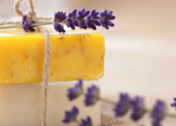 Receita fácil de sabonete caseiro melhora a textura da pele e evita sinais do tempo