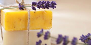 Receita fácil de sabonete caseiro melhora a textura da pele e evita sinais do tempo