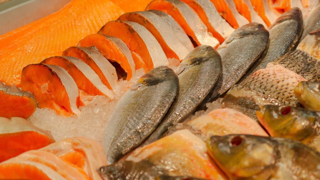 Evite quedas e fraturas com esses alimentos essenciais aos 50