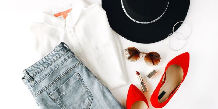 Look com sapatilha - Créditos: depositphotos.com / maximleshkovich