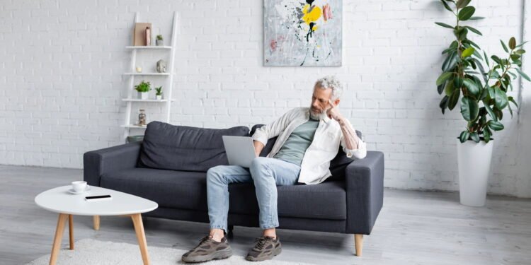 Entenda como a postura ao sentar afeta seu humor, sua respiração e até sua concentração