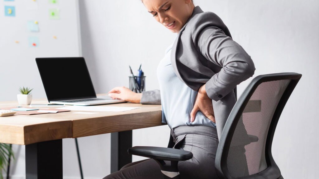 Entenda como a postura ao sentar afeta seu humor, sua respiração e até sua concentração