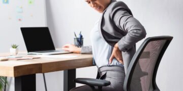 Entenda como a postura ao sentar afeta seu humor, sua respiração e até sua concentração