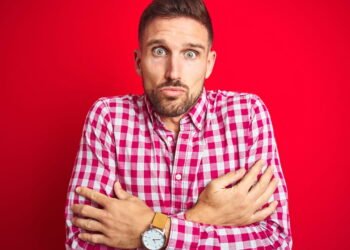 Você sente calafrios do nada? Entenda o que seu corpo está tentando te alertar