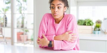 Você sente calafrios do nada? Entenda o que seu corpo está tentando te alertar