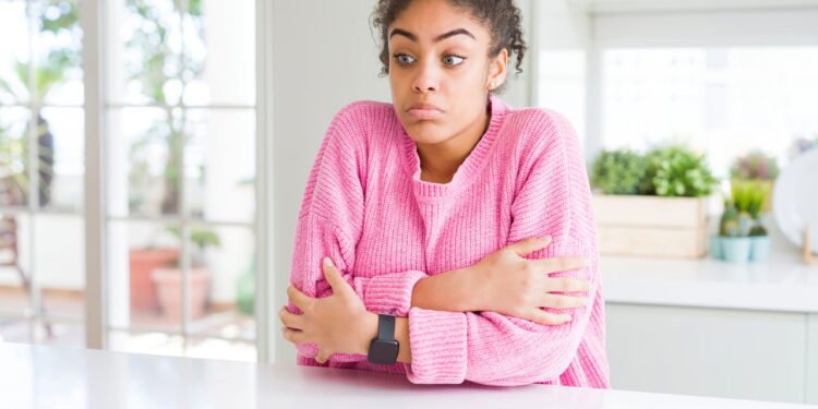 Você sente calafrios do nada? Entenda o que seu corpo está tentando te alertar