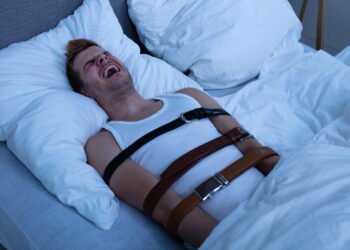 Você já teve paralisia do sono? Veja o que a ciência fala sobre esse distúrbio assustador!