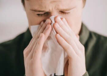 As 6 causas mais comuns do espirro e o que elas dizem sobre sua saúde