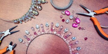Tiaras feitas à mão voltam com tudo e viram item queridinho da vez