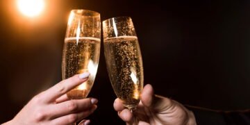Por que brindamos tocando os copos? Conheça a história por trás dessa tradição milenar