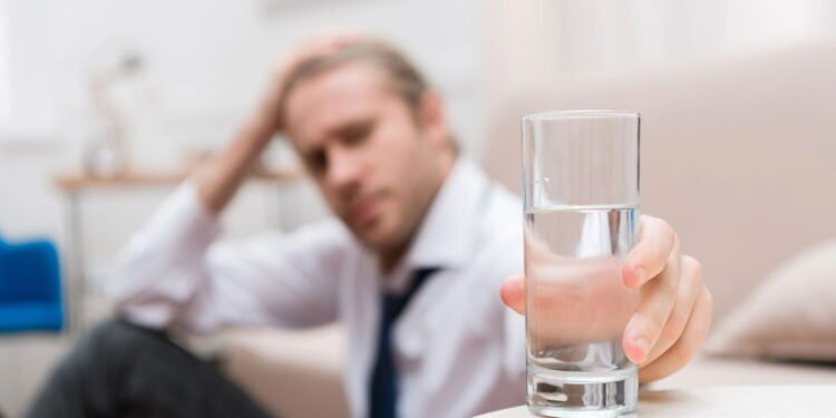 Homem tomando copo com água - Créditos: depositphotos.com / VitalikRadko