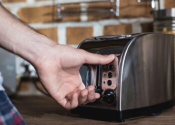 O erro que quase todo mundo comete na cozinha e pode causar incêndios