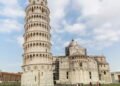 Conheça a história da grande falha da engenharia que transformou a Torre de Pisa em uma atração
