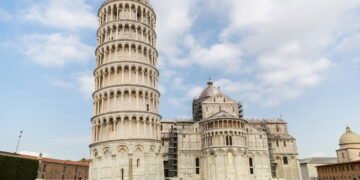 Conheça a história da grande falha da engenharia que transformou a Torre de Pisa em uma atração
