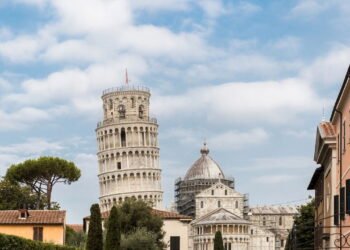Conheça a história da grande falha da engenharia que transformou a Torre de Pisa em uma atração