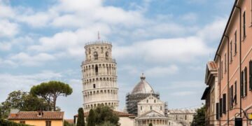 Conheça a história da grande falha da engenharia que transformou a Torre de Pisa em uma atração