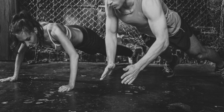 Casal fazendo exercício físico - Créditos: depositphotos.com / undrey