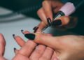Cuidados essenciais que toda mulher deve ter com unhas em gel