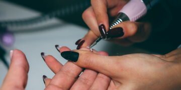 Cuidados essenciais que toda mulher deve ter com unhas em gel