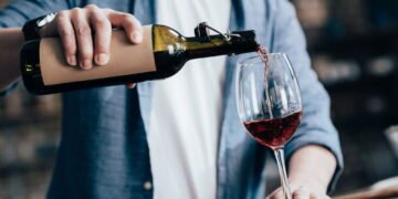 Essa sobremesa com vinho conquista no primeiro colherada