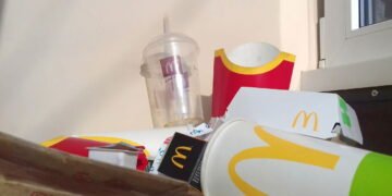 Deixar a bandeja na mesa após comer no fast food, diz muito sobre sua personalidade