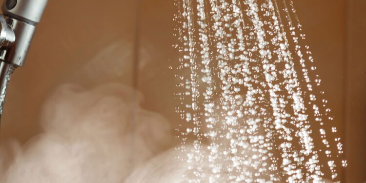 Entenda como tomar um banho muito quente pode acabar afetando sua saúde mental