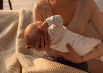 Aprenda a armazenar leite materno da forma correta e evitar perdas de nutrientes para seu bebê