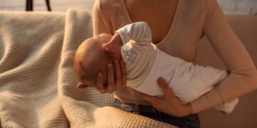 Aprenda a armazenar leite materno da forma correta e evitar perdas de nutrientes para seu bebê