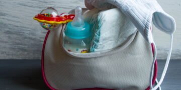 Passeio com bebê sem complicações! Veja o que toda mãe deveria levar na bolsa