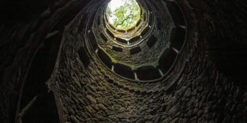 O que acontece se alguém cair por um buraco que atravessa a Terra?