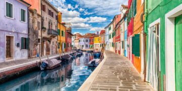 O vilarejo colorido que renasceu com arte urbana e virou roteiro internacional