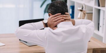 O uso do celular está causando cervicalgia e fisioterapeutas ensinam a resolver o problema