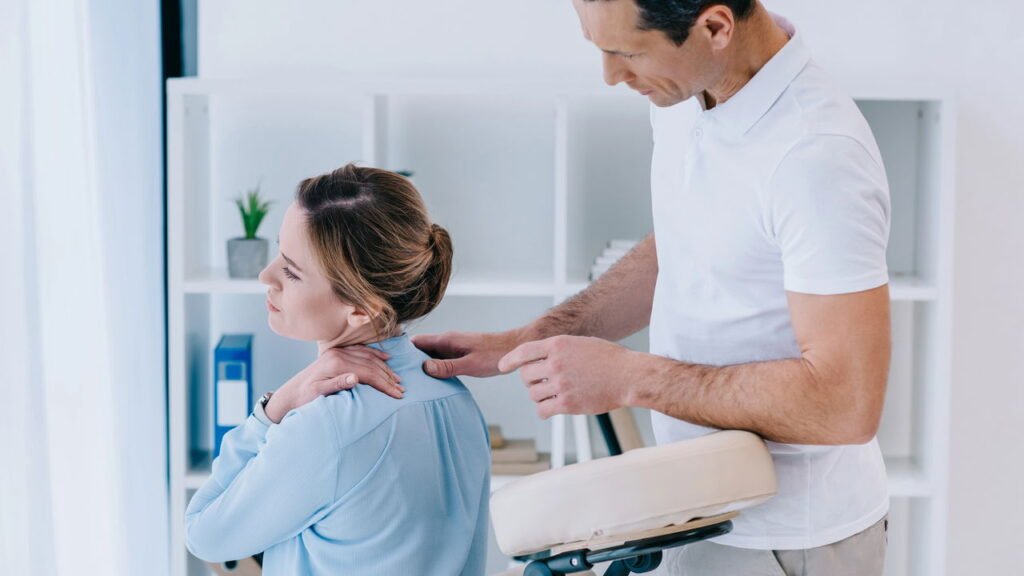 O uso do celular está causando cervicalgia e fisioterapeutas ensinam a resolver o problema