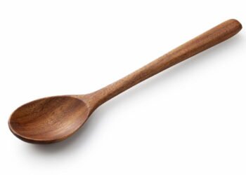 Por que colocar uma colher de pau sobre a panela evita que a água derrame?