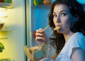 Conheça 7 motivos que nos fazem ter tanto desejo de comer besteiras durante a noite