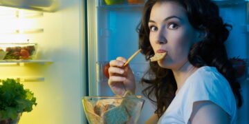 Conheça 7 motivos que nos fazem ter tanto desejo de comer besteiras durante a noite