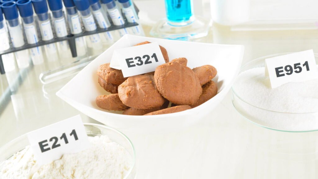 Como funcionam os conservantes que fazem alimentos durar anos?