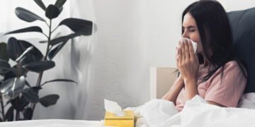 Nova variante de Covid-19 foge à imunidade gerada por vacinas e tem sintoma único