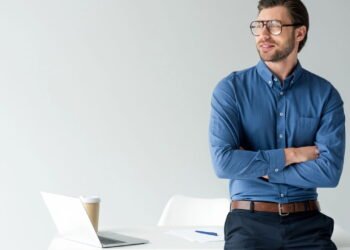 Psicólogos explicam por que o ato de cruzar os braços durante uma conversa está ganhando nova leitura