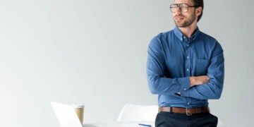 Psicólogos explicam por que o ato de cruzar os braços durante uma conversa está ganhando nova leitura