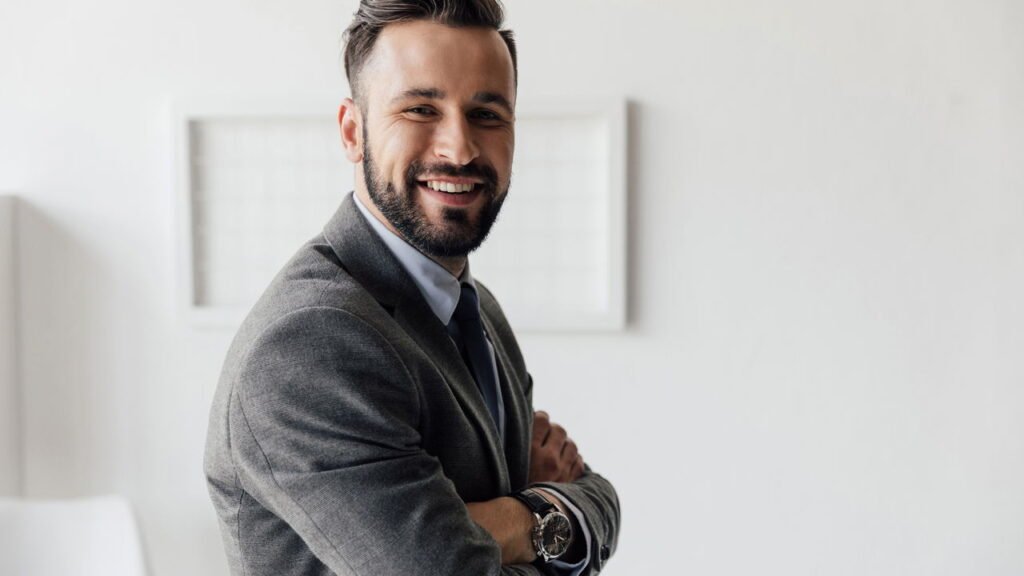 Psicólogos explicam por que o ato de cruzar os braços durante uma conversa está ganhando nova leitura