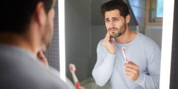 Você escova os dentes logo após comer? Cuidado, você pode estar danificando seu esmalte dental