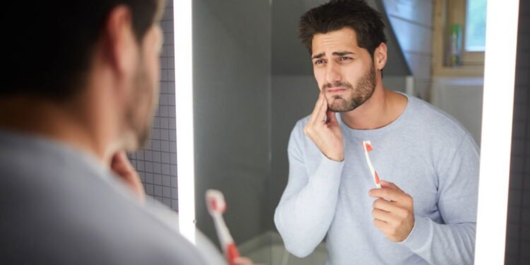 Você escova os dentes logo após comer? Cuidado, você pode estar danificando seu esmalte dental