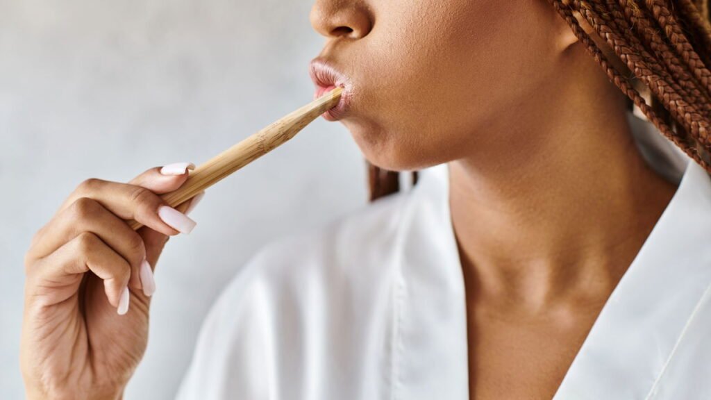 Você escova os dentes logo após comer? Cuidado, você pode estar danificando seu esmalte dental