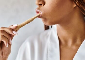 Você escova os dentes logo após comer? Cuidado, você pode estar danificando seu esmalte dental