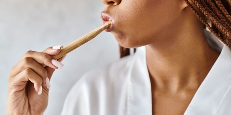 Você escova os dentes logo após comer? Cuidado, você pode estar danificando seu esmalte dental