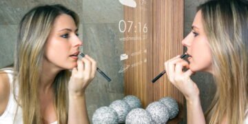 Espelho inteligente vira febre no autocuidado e promete deixar sua pele impecável